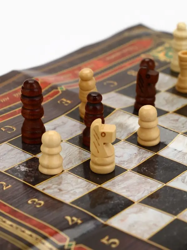 Подарочный набор для вина «Золотому человеку»: 4 предмета + шахматы Подарочный набор для вина «Золотому человеку»: 4 предмета + шахматы