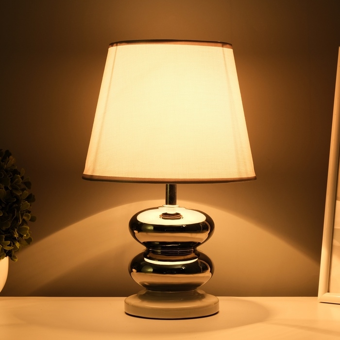 Настольная лампа с абажуром RISALUX «Роса», 1×40 Вт, Е27, белый/хром, 20×20×32 см Настольная лампа с абажуром RISALUX «Роса», 1×40 Вт, Е27, белый/хром, 20×20×32 см