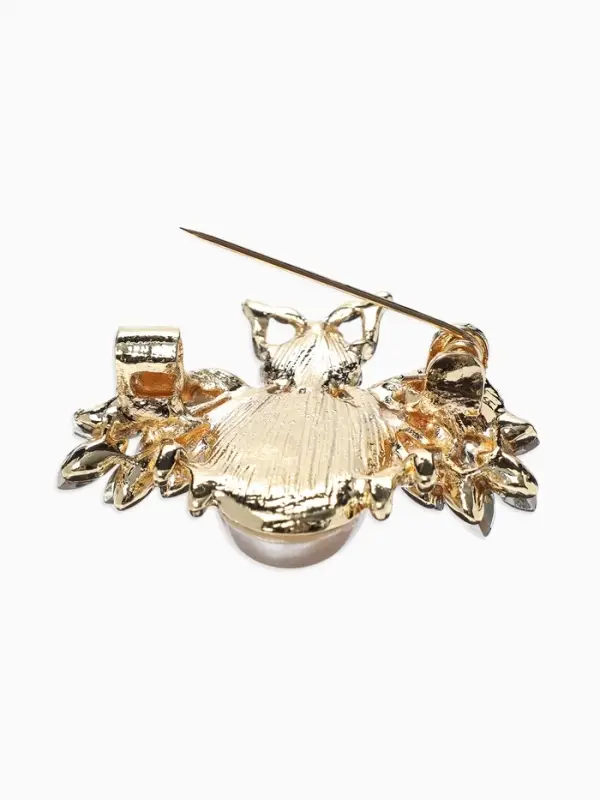 Брошь &laquo;Жук&raquo; роскошный, жемчуг, кристаллы, цвет белый радужный в золоте