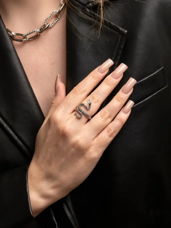 Кольцо &laquo;Змея&raquo;, изогнутая, цвет чернёное серебро, безразмерное