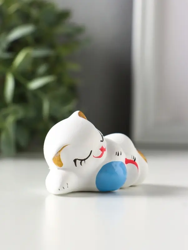 Фигурка керамика &laquo;Котик с мячом лёжа&raquo;, 7 см, белый, МИКС