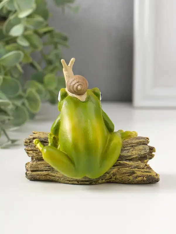 Сувенир полистоун "Лягушонок на коряге с улиткой на голове" 9,5 см