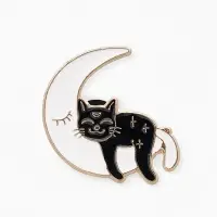 Значок &laquo;Кот&raquo;, на Луне, чёрно-белый в золоте