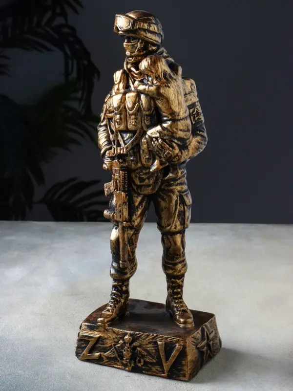 Фигура &laquo;Солдат СВО с ребёнком на руках&raquo;, 34&times;13&times;10 см