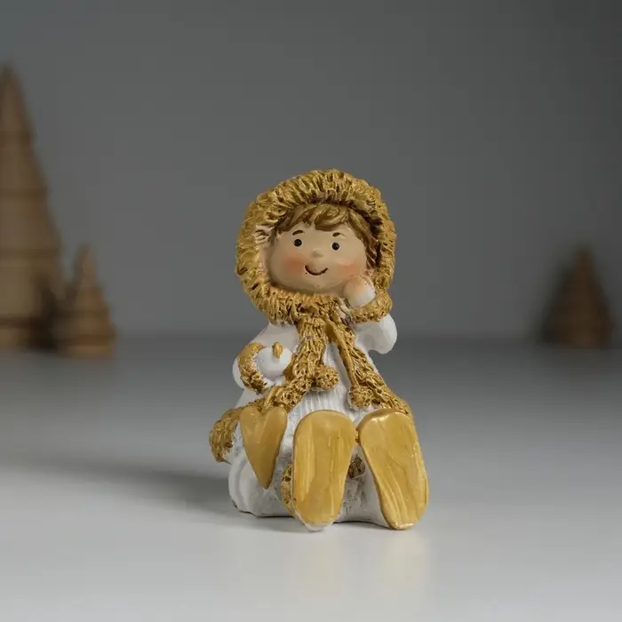 Фигурка полистоун &laquo;Малышка в белой шубке, с сердечком сидит&raquo;, 5&times;5.5&times;8 см