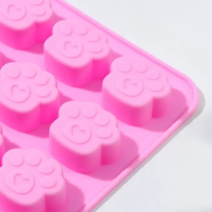 Форма для конфет и шоколада Доляна «Лапки», силикон, 16×15,5 см, 16 ячеек (3×2,7×0,5 см), цвет МИКС Форма для конфет и шоколада Доляна «Лапки», силикон, 16×15,5 см, 16 ячеек (3×2,7×0,5 см), цвет МИКС