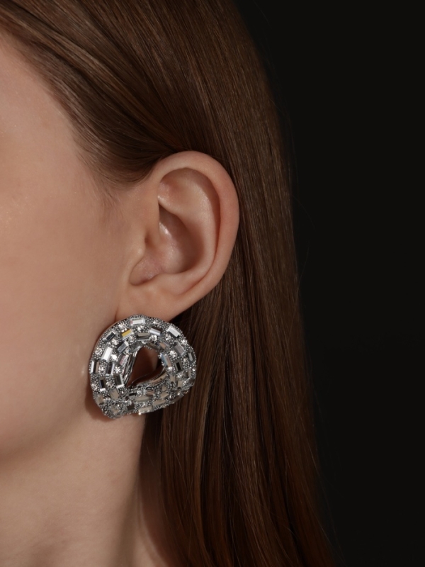 Серьги со стразами «Блеск» бублик, белые в серебре Серьги со стразами «Блеск» бублик, белые в серебре