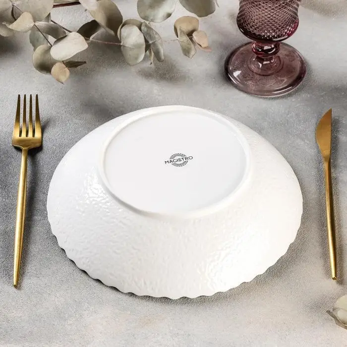 Салатник фарфоровый Magistro «Цветок Бланш», d=23 см, цвет белый