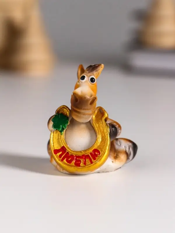 Сувенир полистоун Сувенир полистоун "Улыбающийся конь с подковой и клевером" МИКС 3,5х3х4 см