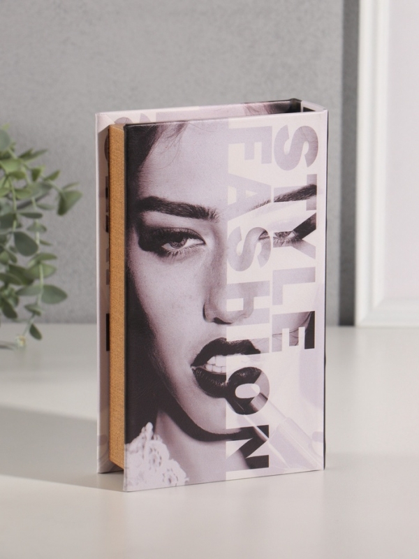 Сейф-книга дерево кожзам  Сейф-книга дерево кожзам "Стиль и мода" 21х13х5 см