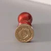 Печать для сургуча с пластиковой ручкой &laquo;Венок с буквой Q&raquo;, 2.5&times;2.5&times;6.3 см