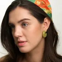 Серьги акрил &laquo;Полукольцо с бусиной №14&raquo;, зелёные, болотные в золоте