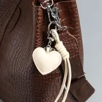 Брелок на карабине кожзам "Сердце" с узлом, белый 21х5,5х1,5 см