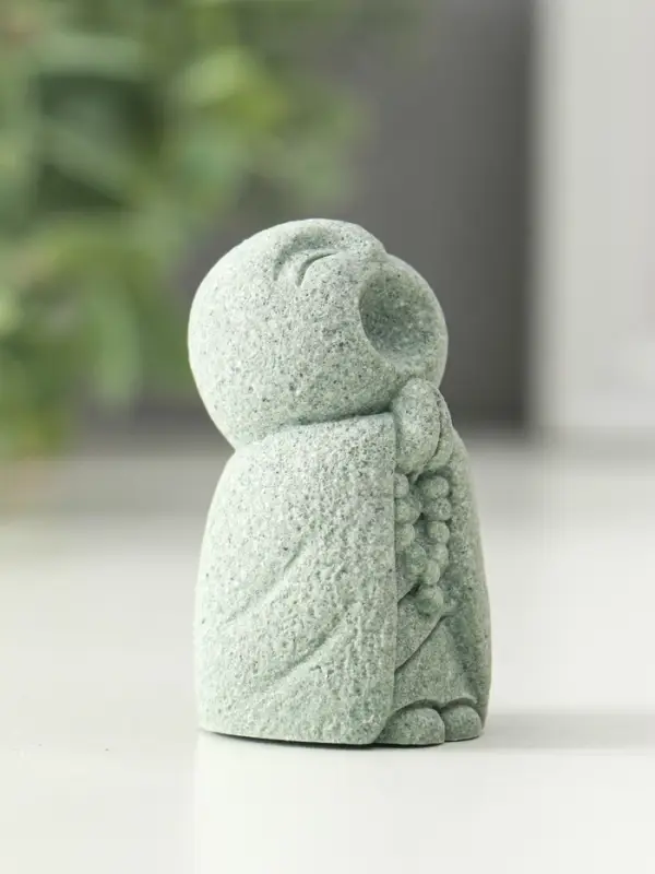 Фигурка песчаник &laquo;Буддийский монах с чётками - священные писания&raquo;, 3&times;3&times;5.5 см