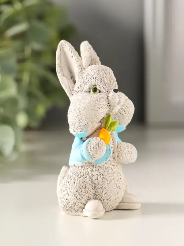 Статуэтка "Кролик с  морковкой" 7х5х4 см, серый