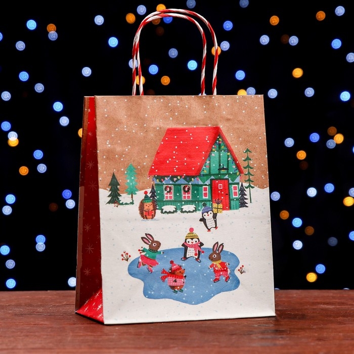 Новый год. Пакет бумажный подарочный новогодний крафт Новый год. Пакет бумажный подарочный новогодний крафт "Новогодний двор" 18 х 22,3 х 10 см.