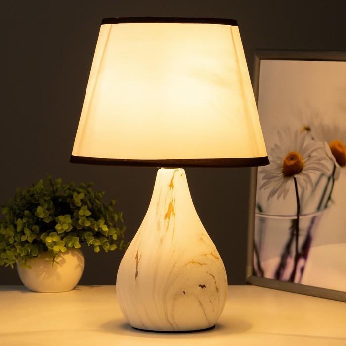 Лампа настольная 16614/1WT E14 40Вт белый 22,5х22,5х35,5 см RISALUX Лампа настольная 16614/1WT E14 40Вт белый 22,5х22,5х35,5 см RISALUX