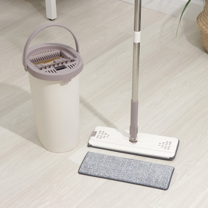 Швабра с отжимом и ведро Доляна: ведро с отсеками для полоскания и отжима 9,3 л, швабра плоская, запасная насадка из микрофибры Швабра с отжимом и ведро Доляна: ведро с отсеками для полоскания и отжима 9,3 л, швабра плоская, запасная насадка из микрофибры