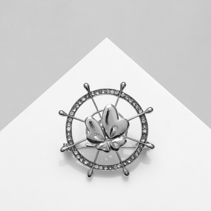 Брошь «Штурвал» с клевером, цвет белый в серебре Брошь «Штурвал» с клевером, цвет белый в серебре