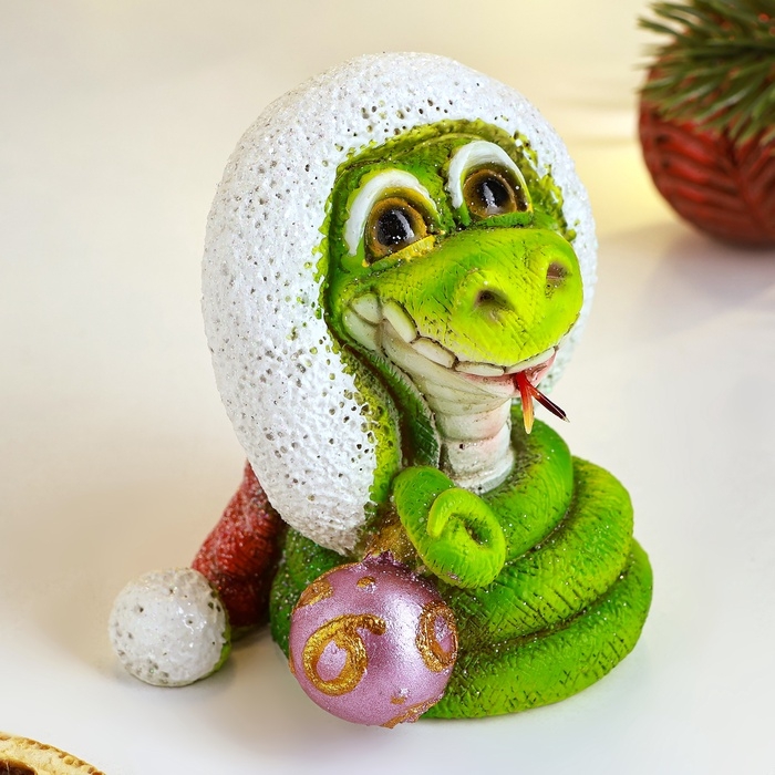 Новый год. Символ 2025. Фигура  Новый год. Символ 2025. Фигура "Змейка с новогодним шаром" 6,5х6х7см, цветная