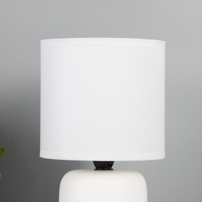 Лампа настольная Лампа настольная "Кира" 1х40Вт Е14 белый 14х14х26см