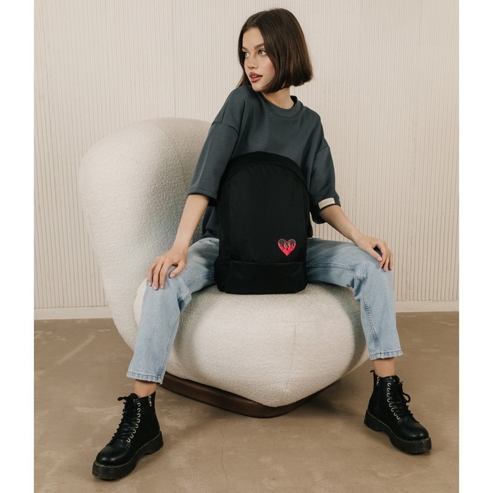 Рюкзак школьный текстильный «Сердце», 46х30х10 см, вертикальный карман, цвет чёрный