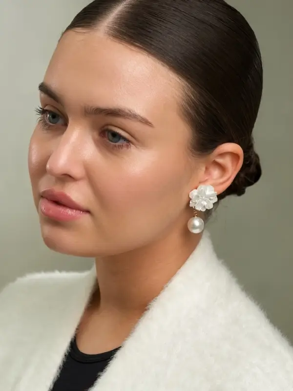 Серьги &laquo;Цветок с жемчугом&raquo;, цвет молочный в золоте