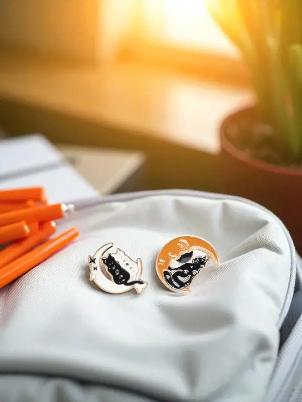 Набор значков (2 шт.) &laquo;Коты на Луне&raquo;, цветной в золоте