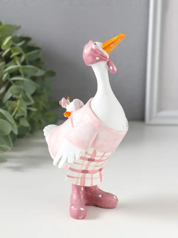 Сувенир полистоун "Гусыня в розовой косынке, с малышом на спине" 9х6,5х15 см