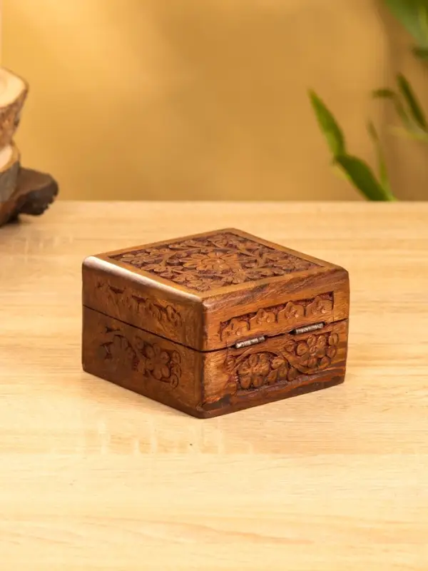 Шкатулка резная 10х10х6 см, дерево шишам Шкатулка резная 10х10х6 см, дерево шишам