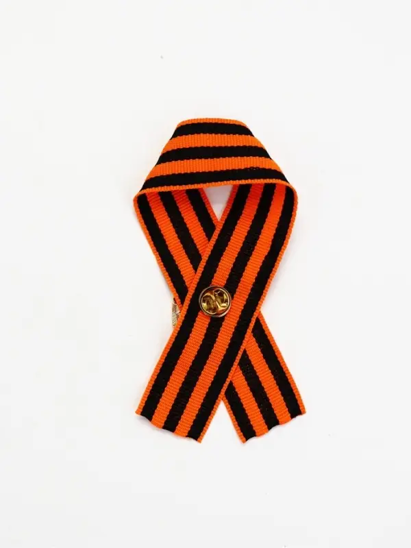 Георгиевская лента с металлическим значком &laquo;9 мая&raquo;