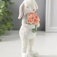 Сувенир полистоун "Белая зайка с букетом розовых цветов" 16 см