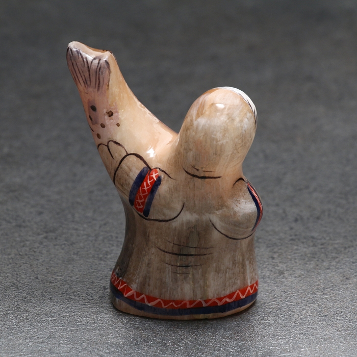 Сувенир "Эскимос с рыбой", селенит