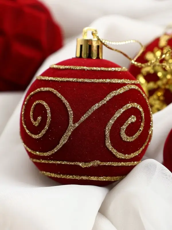 Набор шаров пластик d-6 см, 12 шт Набор шаров пластик d-6 см, 12 шт "Бархат. Время праздника" завитки снежинки, красный