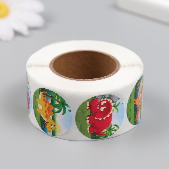 Наклейка бумага Наклейка бумага "Динозавры в джунглях" d=2,5 см 500 шт в рулоне 3х6,5х6,5 см