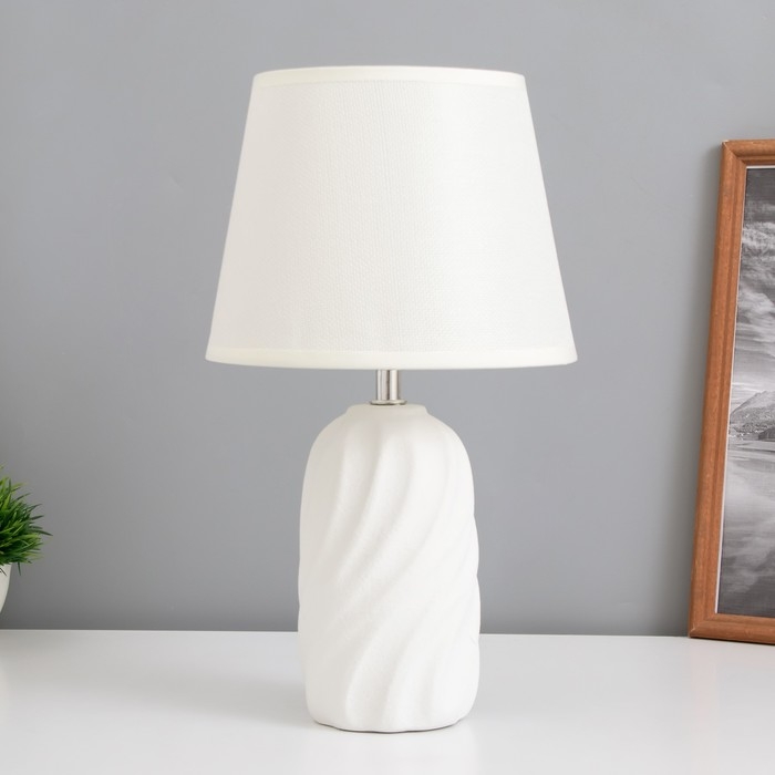 Лампа настольная Лампа настольная "Джи" 1х40Вт Е14 белый 20х20х34см