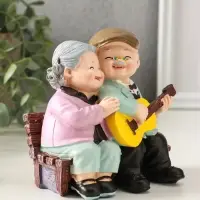 Сувенир полистоун "Дедуля играет на гитаре для бабули" 12х9х12 см