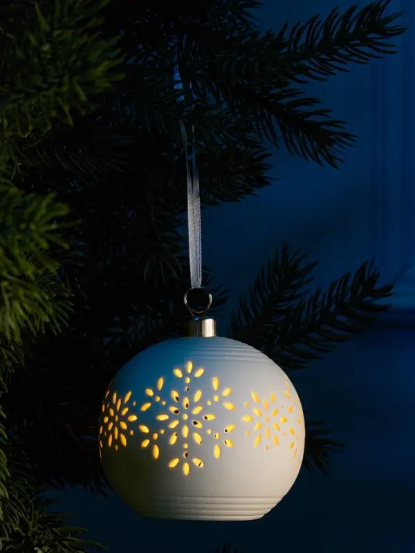 Ёлочный шар &laquo;Снежинки&raquo;, 9&times;9&times;9.8 см, 1 LED, керамика, от батареек LR44&times;2, свечение тёплое белое