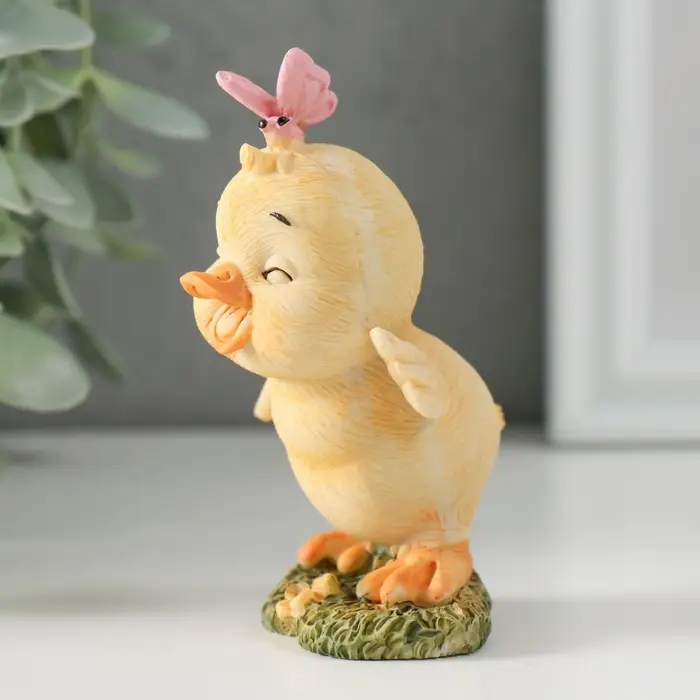 Фигурка полистоун &laquo;Утёнок с бабочкой на полянке&raquo;, 6&times;5.5&times;9.5 см