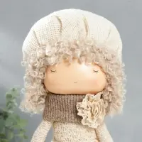 Интерьерная кукла текстильная &laquo;Малышка в берете, в бежевом наряде, с цветком&raquo;, 36.5&times;13&times;17 см