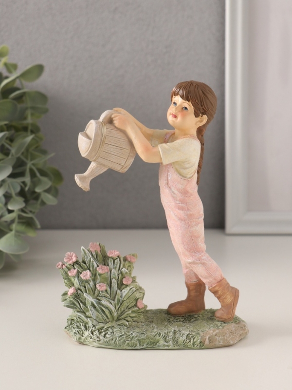 Сувенир полистоун  Сувенир полистоун "Малышка в комбинезоне, поливает из лейки цветы" 11,5х5х15 см