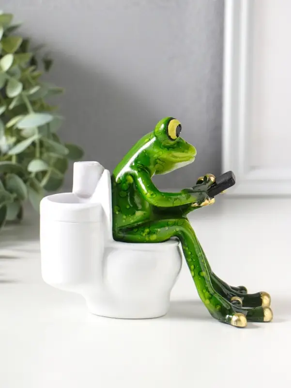 Фигурка полистоун лак &laquo;Лягушонок на унитазе с телефоном&raquo;, 12.5&times;8&times;11 см