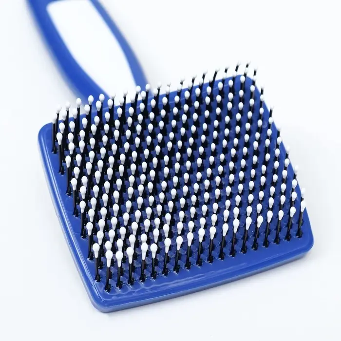 Пуходерка пластиковая мягкая с закругленными зубьями, малая, 6&times;13.5 см, бело-синяя