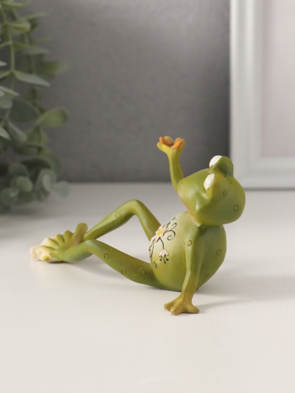 Сувенир полистоун Сувенир полистоун "Лягушонок - смотри, что у меня есть" 15,5х6х7 см