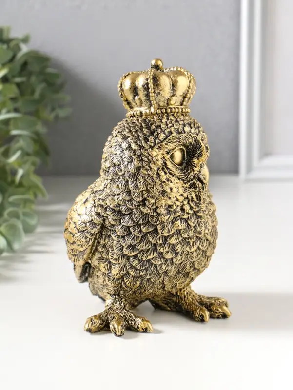 Сувенир полистоун "Золотая сова в короне" 10х10х16 см