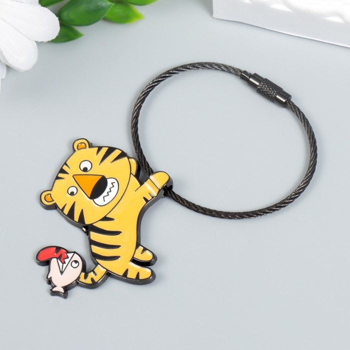 Брелок металл на тросе "Тигрёнок с рыбкой" эмаль 5,2х4,1 см