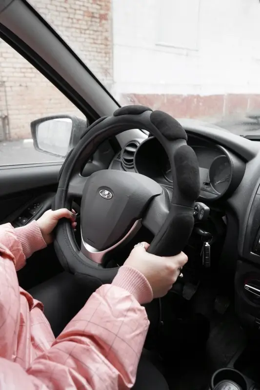 Спонжевая оплетка руля AVS SP-526M-B ( размер M, черный) 10 подушечек - Серия "Sponge"