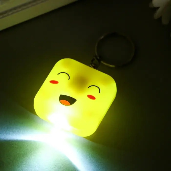 Фонарик свет на кольце  Фонарик свет на кольце "Квадратик-смайлик" МИКС светит 3,8х1,6х3,8 см