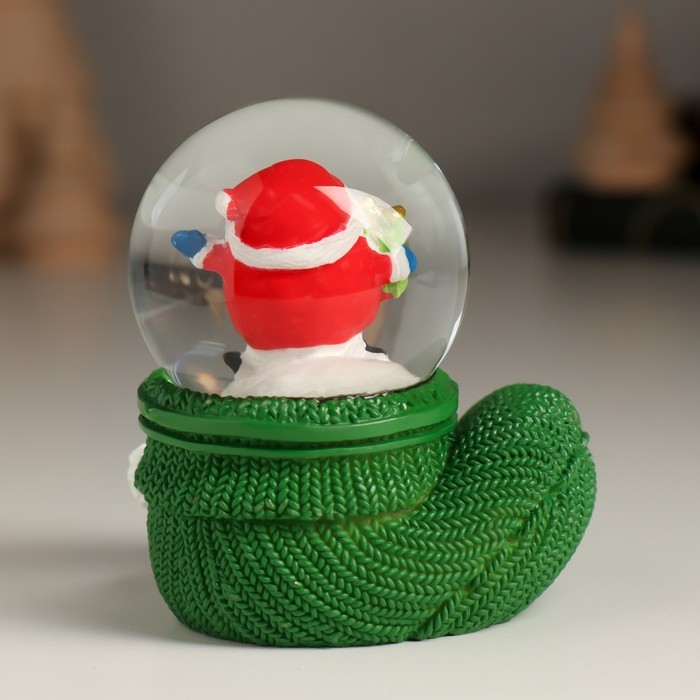 Сувенир полистоун водяной шар Сувенир полистоун водяной шар "Новогодний персонаж на варежке с пингвином" МИКС 5,5х6,2х7 см 10473