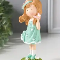 Сувенир полистоун "Малышка в зелёном платье с цветами, с бабочкой на ладоне" 7,5х5х15,5 см   1092989